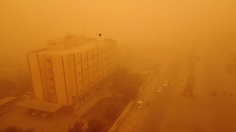 Una imagen aérea muestra una vista de la ciudad meridional iraquí de Nasiriyah durante una fuerte tormenta de arena el 5 de mayo de 2022. En abril, Irak fue azotado por una serie de tormentas de este tipo, que obligaron a suspender los vuelos y dejaron a decenas de personas hospitalizadas con problemas respiratorios. (ASAAD NIAZI/AFP vía Getty Images)