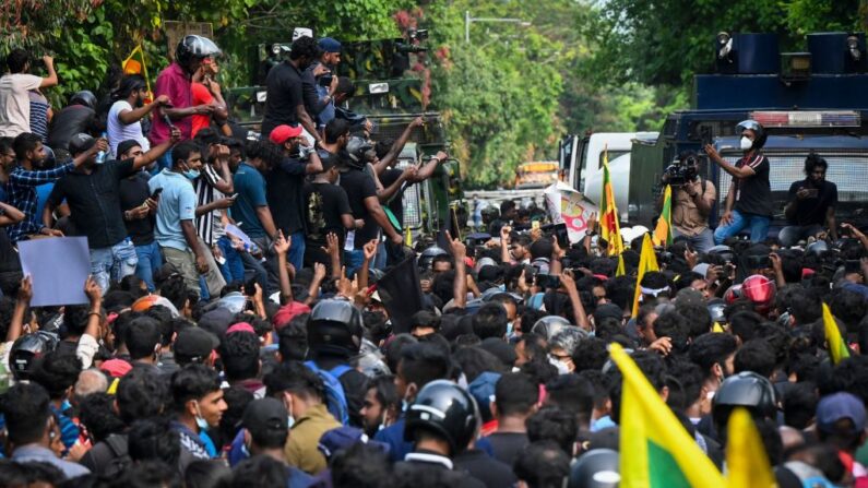 Estudiantes universitarios participan en una manifestación que exige la dimisión del presidente de Sri Lanka, Gotabaya Rajapaksa, por la agobiante crisis económica del país, cerca del edificio del Parlamento en Colombo, el 6 de mayo de 2022. (Ishara S. Kodikara/AFP vía Getty Images)