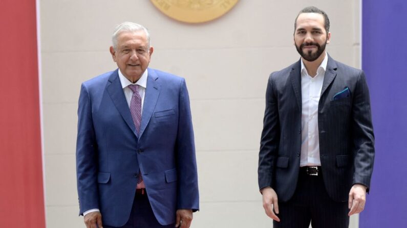 El presidente mexicano Andrés Manuel López Obrador (i) y su homólogo salvadoreño Nayib Bukele asisten a una ceremonia de bienvenida en la Casa Presidencial en San Salvador (El Salvador) el 6 de mayo de 2022. (Marvin Recinos/AFP vía Getty Images)