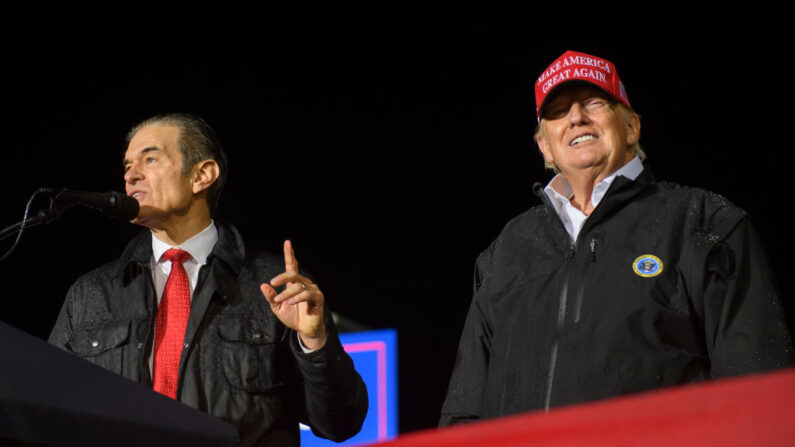 El candidato republicano al Senado de Estados Unidos de Pensilvania, el Dr. Mehmet Oz, se une al expresidente Donald Trump en el escenario durante un mitin en apoyo de su campaña en el recinto ferial del condado de Westmoreland el 6 de mayo de 2022 en Greensburg, Pensilvania. (Jeff Swensen/Getty Images)