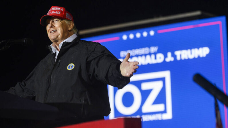 El expresidente Donald Trump habla en nombre del candidato al Senado por Pensilvania, el doctor Mehmet Oz, en el recinto ferial del condado de Westmoreland, en Greensburg, Pensilvania, el 6 de mayo de 2022. (Jeff Swensen/Getty Images)
