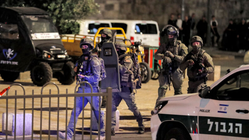 Miembros de la unidad antiterrorista de las fuerzas especiales Yamas, adscrita a la guardia de fronteras israelí, patrullan en el lugar de un ataque con arma blanca en la Puerta de Damasco de la Ciudad Vieja de Jerusalén (Israel) el 8 de mayo de 2022. (Ahmad Gharabli/AFP vía Getty Images)