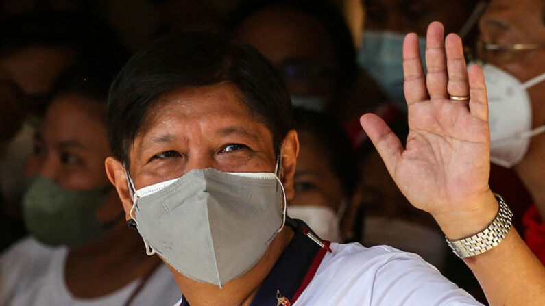 El candidato presidencial filipino Ferdinand Marcos Jr saluda después de emitir su voto en la escuela primaria Mariano Marcos Memorial en Batac, Ilocos Norte, el 9 de mayo de 2022. (Jam Sta Rosa/AFP vía Getty Images)