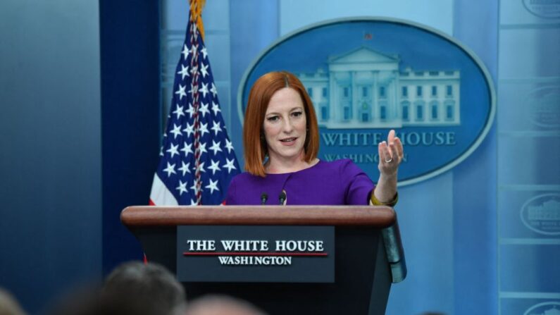 La secretaria de prensa de la Casa Blanca, Jennifer Psaki, habla durante la sesión informativa diaria en la sala de reuniones Brady de la Casa Blanca en Washington, DC, el 10 de mayo de 2022. (Nicholas Kamm/AFP vía Getty Images)