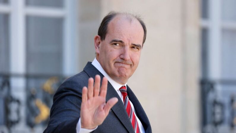 El primer ministro de Francia, Jean Castex, abandona el palacio presidencial del Elíseo tras la reunión semanal del gabinete en París el 11 de mayo de 2022. (Ludovic Marin / AFP vía Getty Images)