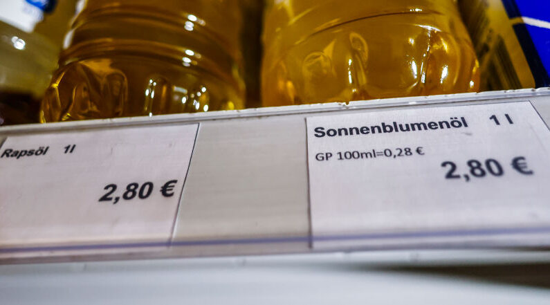  Las etiquetas de precios del aceite de cocina se muestran en una tienda de comestibles el 12 de mayo de 2022 en Berlín, Alemania. (Hannibal Hanschke/Getty Images)
