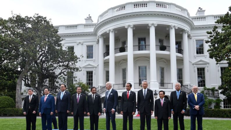 El presidente de Estados Unidos, Joe Biden (C), y los líderes de la Asociación de Naciones del Sudeste Asiático (ASEAN) posan para una foto de grupo en el Jardín Sur de la Casa Blanca en Washington, D.C., el 12 de mayo de 2022. (Nicholas Kamm/AFP vía Getty Images)

