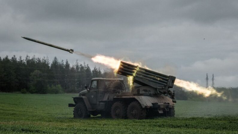Un cohete es lanzado desde un lanzacohetes múltiple montado en un camión cerca de Svyatohirsk, en el este de Ucrania, el 14 de mayo de 2022, en medio de la invasión rusa de Ucrania. (YASUYOSHI CHIBA/AFP vía Getty Images)

