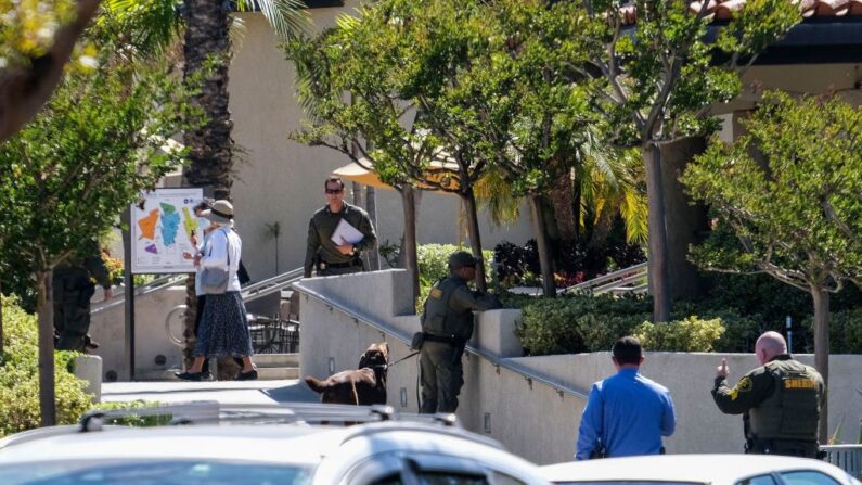 La policía investiga después de un tiroteo dentro de la Iglesia Presbiteriana de Ginebra en Laguna Woods, California, el 15 de mayo de 2022. (Ringo Chiu/AFP vía Getty Images)