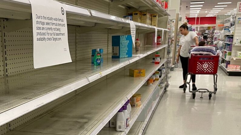 Una mujer está buscando fórmula de leche para bebés en Target en Annapolis, Maryland, EE. UU., el 16 de mayo de 2022, mientras continúa la escasez nacional (Jim Watson / AFP vía Getty Images)