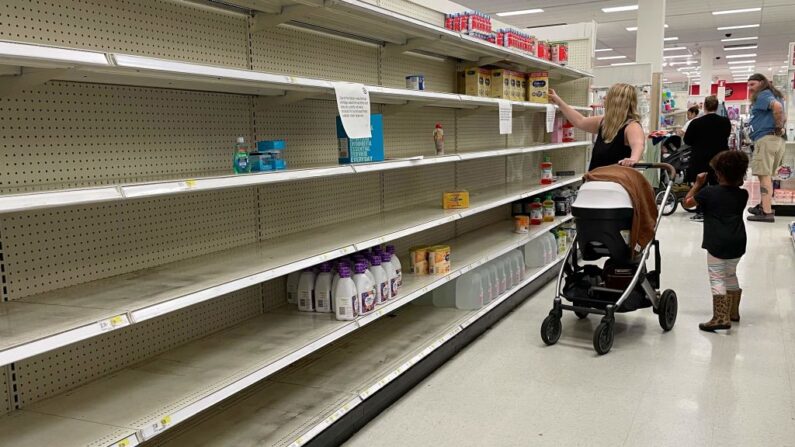 Una mujer compra leche de fórmula para bebés en Target en Annapolis, Maryland (EE.UU.), el 16 de mayo de 2022, mientras continúa la escasez nacional de este producto. (Jim Watson/AFP vía Getty Images)