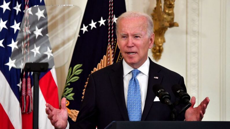 El presidente de Estados Unidos, Joe Biden, habla durante la ceremonia de entrega de la Medalla al Valor en la Sala Este de la Casa Blanca en Washington, DC, el 16 de mayo de 2022. (Nicholas Kamm / AFP vía Getty Images)