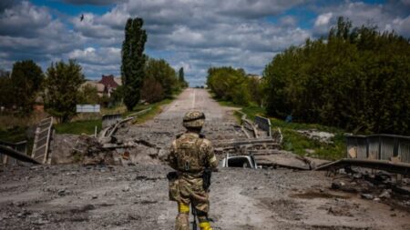 Fuerzas ucranianas dicen que Rusia se apoderó del centro de una ciudad en la provincia de Luhansk