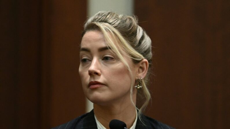 La actriz estadounidense Amber Heard mira en la sala del tribunal del circuito del condado de Fairfax en Fairfax, Virginia, el 17 de mayo de 2022. (Brendan Smialowski/POOL/AFP vía Getty Images)