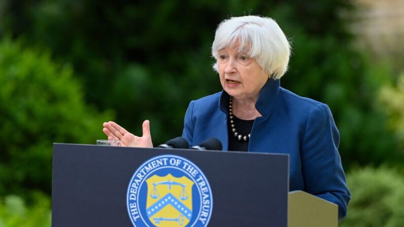 La secretaria del Tesoro de EE.UU., Janet Yellen, habla con los periodistas al margen de una reunión de ministros de finanzas y banqueros centrales del Grupo de los Siete países industrializados (G7) el 18 de mayo de 2022 en Koenigswinter, cerca de Bonn, en el oeste de Alemania. (Ina Fassbender/AFP vía Getty Images)