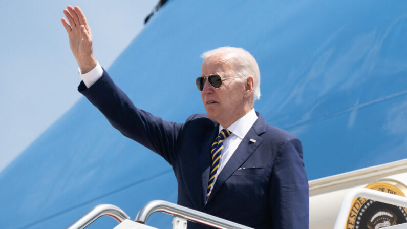 El presidente estadounidense Joe Biden sube al Air Force One en la Base Conjunta Andrews en Maryland el 19 de mayo de 2022, en su viaje a Corea del Sur y Japón. (Saul Loeb/AFP vía Getty Images)
