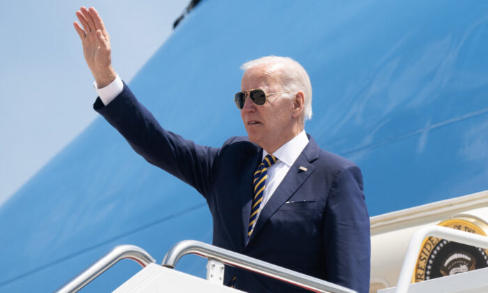 El presidente estadounidense Joe Biden sube al Air Force One en la Base Conjunta Andrews en Maryland el 19 de mayo de 2022, en su viaje a Corea del Sur y Japón. (Saul Loeb/AFP vía Getty Images)