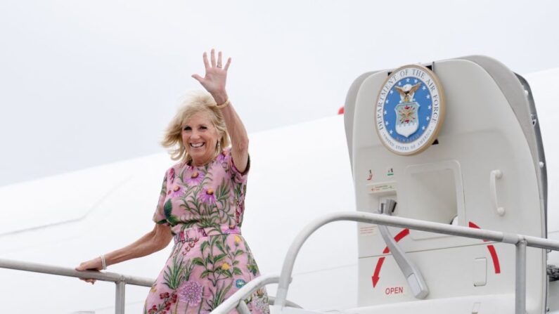 La primera dama de Estados Unidos, Jill Biden, saluda mientras desciende de un avión en el Aeropuerto Internacional Juan Santamaría en Alajuela, Costa Rica, el 21 de mayo de 2022. (Erin Schaff / POOL / AFP vía Getty Images)