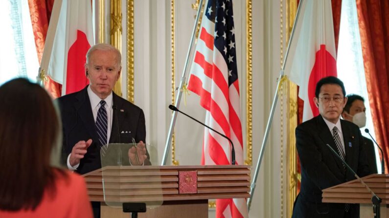 El presidente de Estados Unidos, Joe Biden (izq.), y el primer ministro de Japón, Fumio Kishida (der.), asisten a una conferencia de prensa en la Casa de Huéspedes del Palacio de Akasaka, en Tokio, el 23 de mayo de 2022. (Nicolas Datiche /POOL/AFP vía Getty Images)
