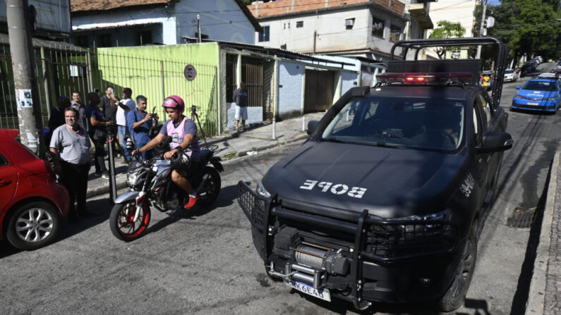 Un vehículo del Batallón de Operaciones Policiales Especiales (BOPE) es visto cerca del Hospital Getulio Vargas, donde los heridos fueron ingresados después de una operación policial en una favela, en Río de Janeiro, Brasil, el 24 de mayo de 2022. (Mauro Pimentel/AFP vía Getty Images)