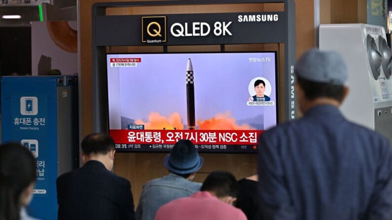 La gente mira una pantalla de televisión que muestra un noticiero con imágenes de archivo de una prueba de misiles de Corea del Norte, en una estación de tren en Seúl (Corea del Sur) el 25 de mayo de 2022, después de que Corea del Norte disparara tres misiles balísticos hacia el Mar de Japón, según los militares de Corea del Sur. (Jung Yeon-Je/AFP vía Getty Images)