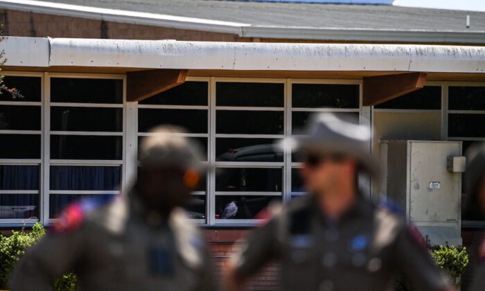 Oficiales de policía afuera de la Escuela Primaria Robb en Uvalde, Texas, el 25 de mayo de 2022, después de que un adolescente con chaleco antibalas entró en la escuela y mató a 19 niños y dos maestros. (Chandan Khanna/AFP vía Getty Images)