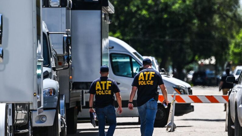 Agentes de policía de la ATF (Oficina de Alcohol, Tabaco, Armas de Fuego y Explosivos) se ven fuera de la Escuela Primaria Robb en Uvalde, Texas (EE.UU.), el 25 de mayo de 2022. (Chandan Khanna/AFP vía Getty Images)