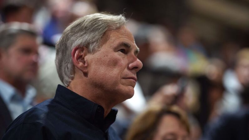 El gobernador de Texas, Greg Abbott, asiste a una vigilia por las víctimas del tiroteo masivo en la Escuela Primaria Robb en Uvalde, Texas, el 25 de mayo de 2022. (ALLISON DINNER/AFP vía Getty Images)