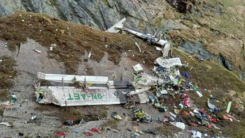 Los restos de un avión Twin Otter, operado por la compañía nepalí Tara Air, yacen en la ladera de una montaña en Mustang el 30 de mayo de 2022, un día después de que se estrellara. (Bishal Magar/AFP vía Getty Images)