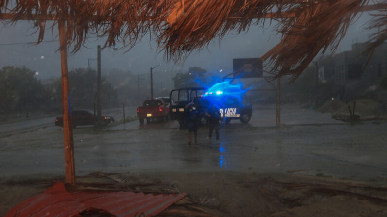 La lluvia cae durante la llegada del huracán Ágatha en Huatulco, estado de Oaxaca, México, el 30 de mayo de 2022. (Gil Obed/AFP vía Getty Images)
