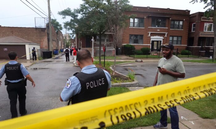 La policía asegura la escena de un tiroteo en Chicago, Illinois, el 21 de julio de 2020. (Scott Olson/Getty Images)