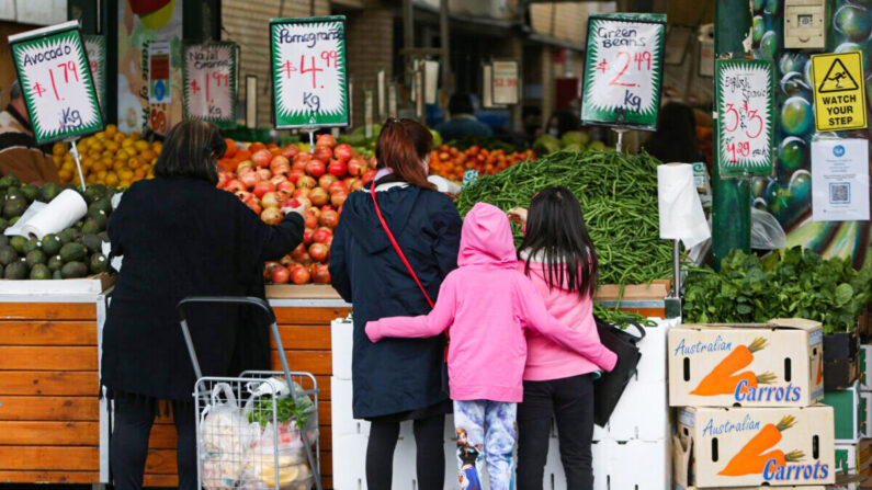 Los compradores se reúnen para comprar frutas y verduras en una tienda en el suburbio de Fairfield en Sydney, Australia, el 9 de julio de 2021. (Lisa Maree Williams/Getty Images)
