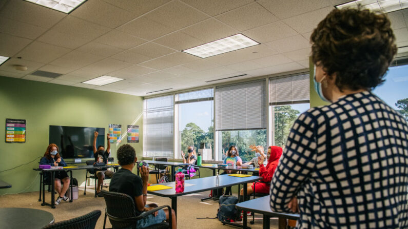 Un instructor dirige un debate en el aula durante el primer día de clase en la Academia Xavier el 23 de agosto de 2021 en Houston, Texas. (Getty Images)