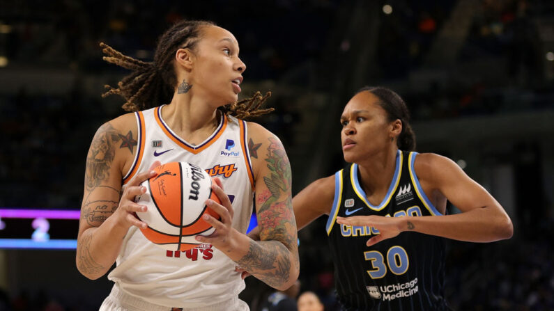 Brittney Griner #42 de las Phoenix Mercury es defendida por Azurá Stevens #30 de las Chicago Sky durante la primera mitad del cuarto partido de las finales de la WNBA en el Wintrust Arena el 17 de octubre de 2021 en Chicago, Illinois. (Revere/Getty Images)