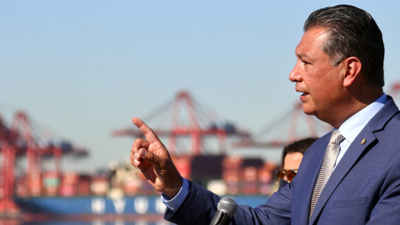 El senador Alex Padilla (D-Calif.) habla en una conferencia de prensa en el Puerto de Long Beach el 12 de noviembre de 2021 en Long Beach, California. (Mario Tama/Getty Images)
