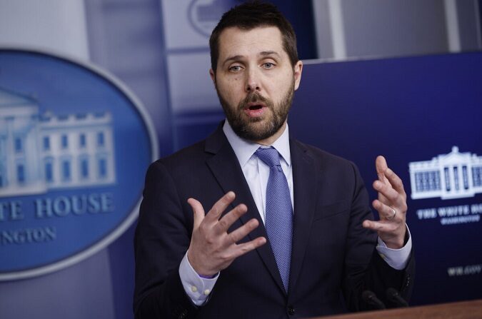 El director del Consejo Económico Nacional de la Casa Blanca, Brian Deese, habla con los periodistas durante una conferencia de prensa diaria en Washington el 9 de diciembre de 2021. (Chip Somodevilla/Getty Images)
