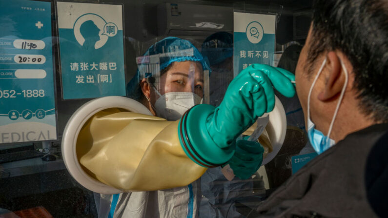 Un trabajador realiza una prueba PCR en Beijing, China, el 10 de enero de 2022. (Andrea Verdelli/Getty Images)
