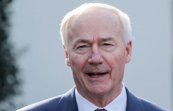 El gobernador de Arkansas, Asa Hutchinson, presidente de la Asociación Nacional de Gobernadores, habla fuera de la Casa Blanca después de una reunión con el presidente de EE.UU., Joe Biden, y miembros de la Asociación Nacional de Gobernadores el 31 de enero de 2022 en Washington, DC. (Win McNamee/Getty Images)
