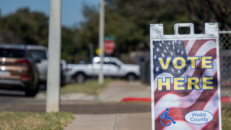 Un cartel de "vote aquí" se muestra cerca de un centro de votación en Laredo, Texas, el 1 de marzo de 2022. (Brandon Bell/Getty Images)
