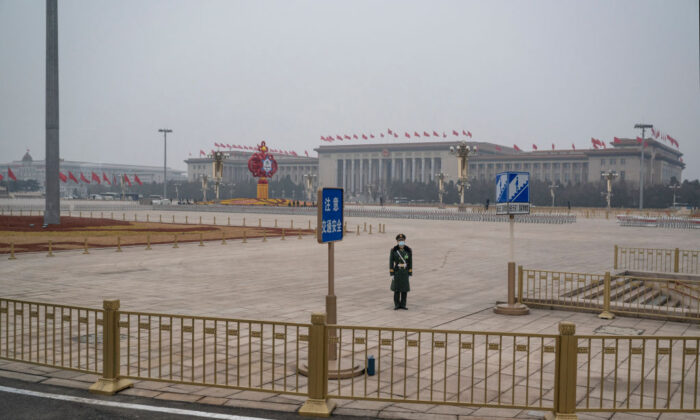 Un agente de policía monta guardia en la plaza de Tiananmen antes de la sesión de clausura de la Asamblea Popular Nacional en el Gran Salón del Pueblo en Beijing, China, el 11 de marzo de 2022. (Kevin Frayer/Getty Images)