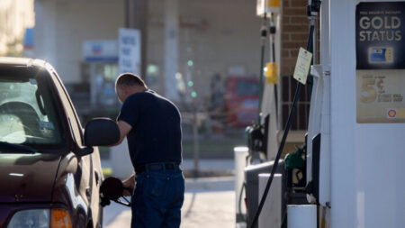 Gobierno de Biden cancela ventas de arrendamiento de petróleo y gas en medio de alzas de precios