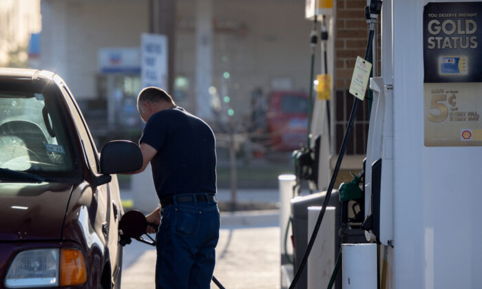 Un hombre carga gasolina en una gasolinera Shell en Houston, Texas, el 1 de abril de 2022. (Brandon Bell/Getty Images)
