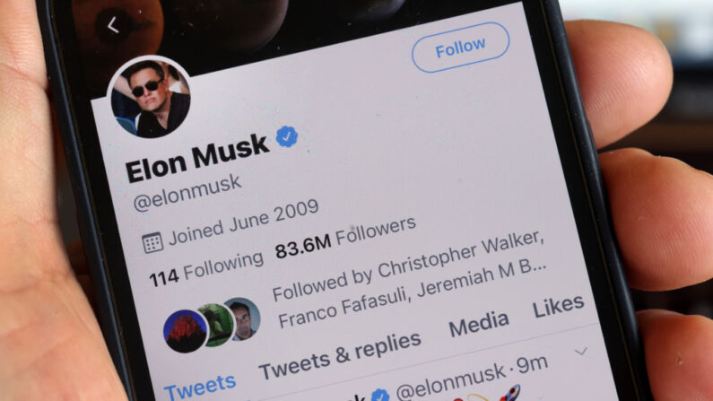 En esta ilustración fotográfica, el perfil de Twitter de Elon Musk, con más de 80 millones de seguidores, se muestra en un teléfono móvil, en Chicago, Illinois, el 25 de abril de 2022. (Scott Olson/Getty Images)
