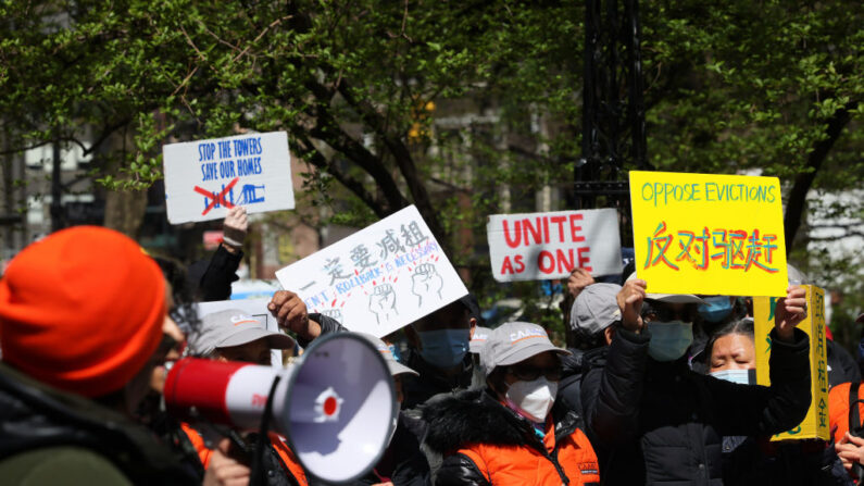 La gente se reúne para una protestar contra el aumento de los alquileres en el Parque del Ayuntamiento el 28 de abril de 2022 en la ciudad de Nueva York (EE.UU.). (Michael M. Santiago/Getty Images)