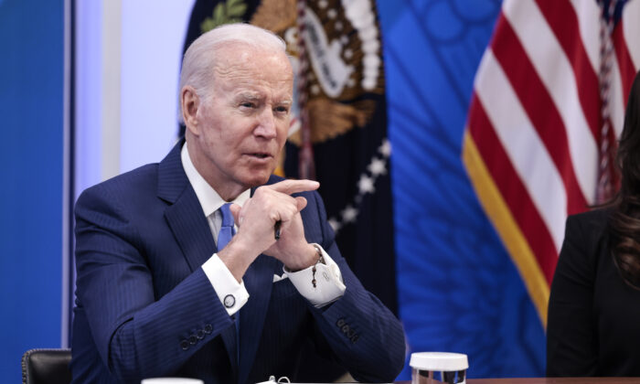 El presidente de Estados Unidos, Joe Biden, pronuncia un discurso antes de reunirse con propietarios de pequeñas empresas en el auditorio South Court de la Casa Blanca en Washington el 28 de abril de 2022. (Anna Moneymaker/Getty Images)