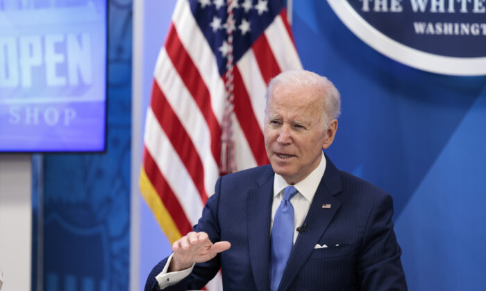 El presidente de Estados Unidos, Joe Biden, hace unas declaraciones antes de reunirse con propietarios de pequeñas empresas en el South Court Auditorium de la Casa Blanca el 28 de abril de 2022 en Washington. (Anna Moneymaker/Getty Images)