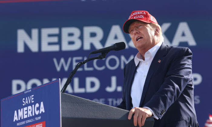 El expresidente Donald Trump habla a sus partidarios durante un mitin en I-80 Speedway en Greenwood, Nebraska, el 1 de mayo de 2022. (Scott Olson/Getty Images)