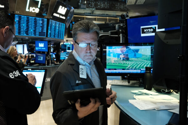 Operadores trabajan en el piso de la Bolsa de Valores de Nueva York (NYSE) el 02 de mayo de 2022 en la ciudad de Nueva York. Tras caer más de 600 puntos el viernes, las acciones subían ligeramente en las operaciones de la mañana. (Spencer Platt/Getty Images)
