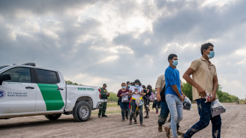Los migrantes se preparan para subir a un autobús de la Patrulla Fronteriza después de ser procesados y contabilizados el 03 de mayo de 2022 en La Joya, Texas.(Brandon Bell/Getty Images)