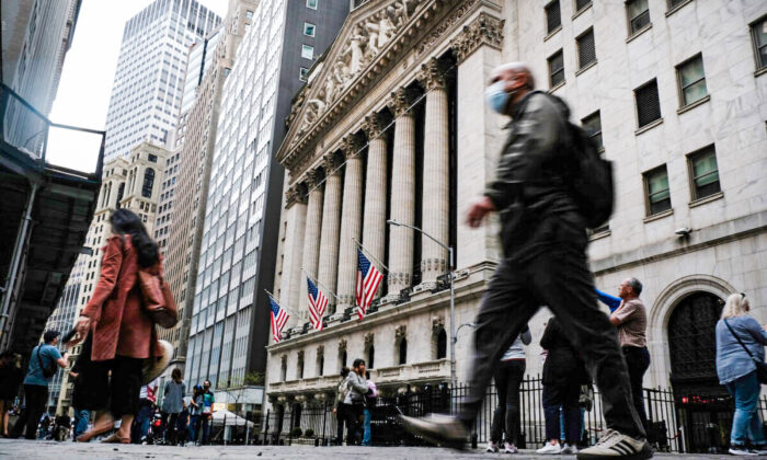 La gente camina frente a la Bolsa de Valores de Nueva York, el 5 de mayo de 2022. (Spencer Platt/Getty Images)
